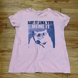 pink kids t-shirt that says “what do you meme” with a cat on it